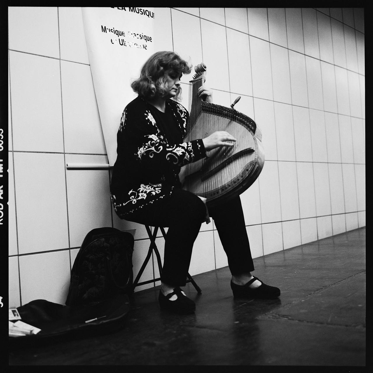 Hervé Jézéquel photographie MNATP. Exposition. Musiciens des rues de Paris (18 novembre 1997 - 27 avril 1998) Ile-de-France, France 1997/4/1-1997/6/30 Ph.2008.00.4.234 Photo © Musée des Civilisations de lEurope et de la Méditerranée/Jézéquel, Hervé