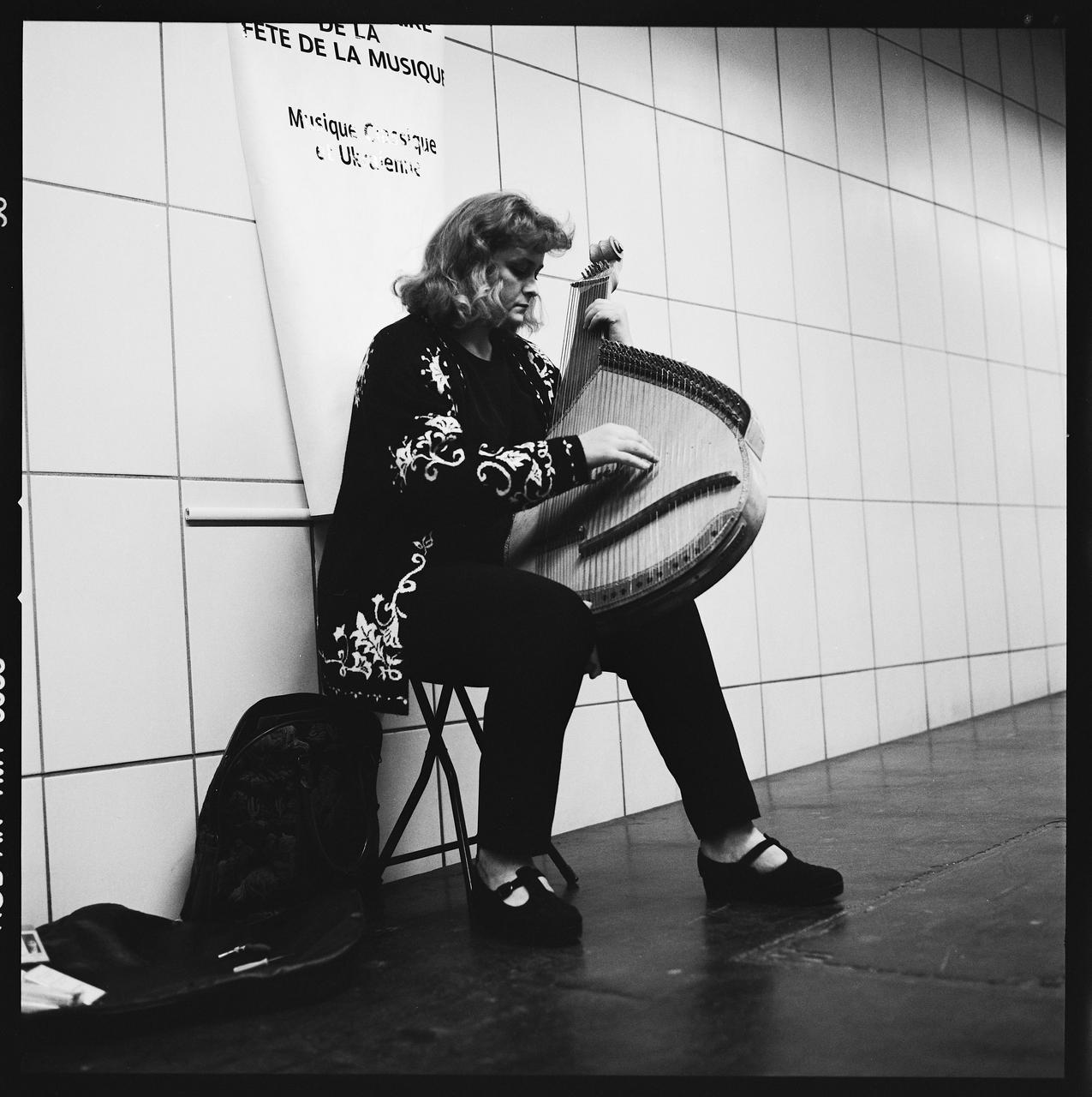 Hervé Jézéquel photographie MNATP. Exposition. Musiciens des rues de Paris (18 novembre 1997 - 27 avril 1998) Ile-de-France, France 1997/4/1-1997/6/30 Ph.2008.00.4.235 Photo © Musée des Civilisations de lEurope et de la Méditerranée/Jézéquel, Hervé
