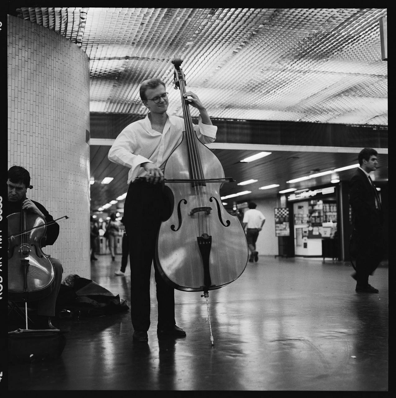 Hervé Jézéquel photographie MNATP. Exposition. Musiciens des rues de Paris (18 novembre 1997 - 27 avril 1998) Ile-de-France, France 1997/5/6 Ph.2008.00.4.273 Photo © Musée des Civilisations de lEurope et de la Méditerranée/Jézéquel, Hervé