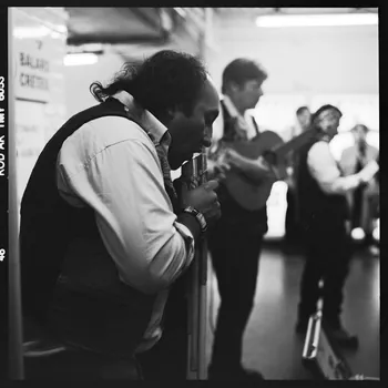 Hervé Jézéquel photographie MNATP. Exposition. Musiciens des rues de Paris (18 novembre 1997 - 27 avril 1998) Ile-de-France, France 1997/4/1-1997/6/30 Ph.2008.00.4.288 Photo © Musée des Civilisations de lEurope et de la Méditerranée/Jézéquel, Hervé