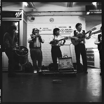 Hervé Jézéquel photographie MNATP. Exposition. Musiciens des rues de Paris (18 novembre 1997 - 27 avril 1998) Ile-de-France, France 1997/4/1-1997/6/30 Ph.2008.00.4.291 Photo © Musée des Civilisations de lEurope et de la Méditerranée/Jézéquel, Hervé