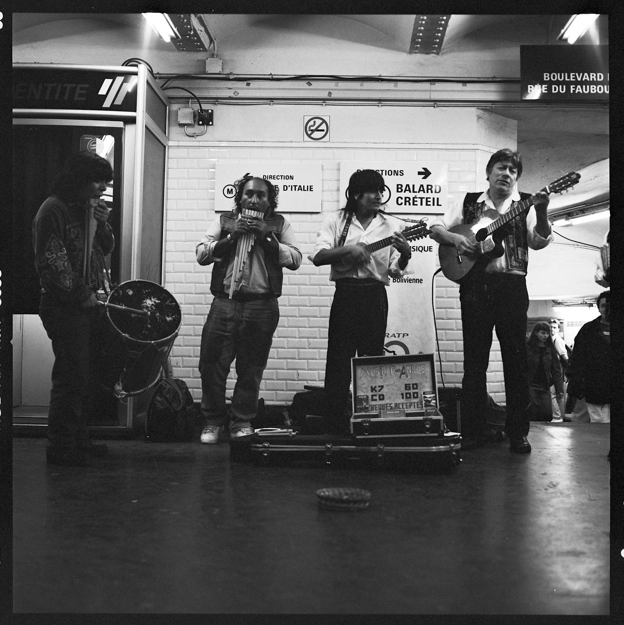 Hervé Jézéquel photographie MNATP. Exposition. Musiciens des rues de Paris (18 novembre 1997 - 27 avril 1998) Ile-de-France, France 1997/4/1-1997/6/30 Ph.2008.00.4.293  Photo © Musée des Civilisations de lEurope et de la Méditerranée/Jézéquel, Hervé