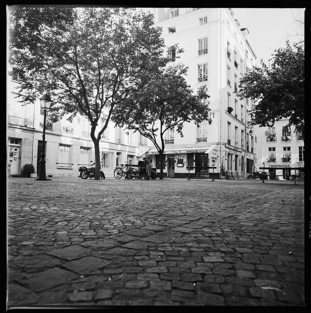 Hervé Jézéquel photographie MNATP. Exposition. Musiciens des rues de Paris (18 novembre 1997 - 27 avril 1998) Ile-de-France, France 1997 Ph.2008.00.4.31 Photo © Musée des Civilisations de lEurope et de la Méditerranée/Jézéquel, Hervé