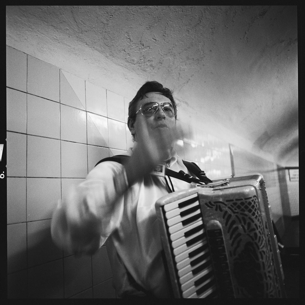 Hervé Jézéquel photographie MNATP. Exposition. Musiciens des rues de Paris (18 novembre 1997 - 27 avril 1998) Ile-de-France, France 1997/4/1-1997/6/30 Ph.2008.00.4.310 Photo © Musée des Civilisations de lEurope et de la Méditerranée/Jézéquel, Hervé