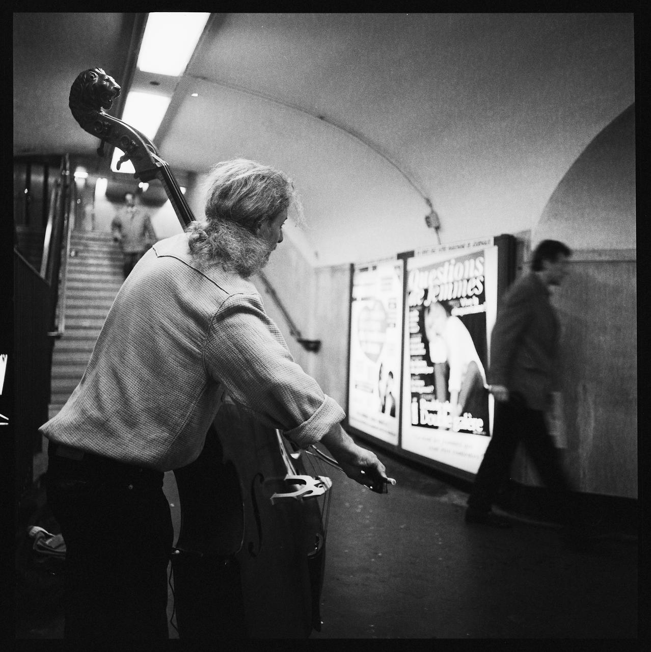 Hervé Jézéquel photographie MNATP. Exposition. Musiciens des rues de Paris (18 novembre 1997 - 27 avril 1998) Ile-de-France, France 1997/5/21 Ph.2008.00.4.329 Photo © Musée des Civilisations de lEurope et de la Méditerranée/Jézéquel, Hervé
