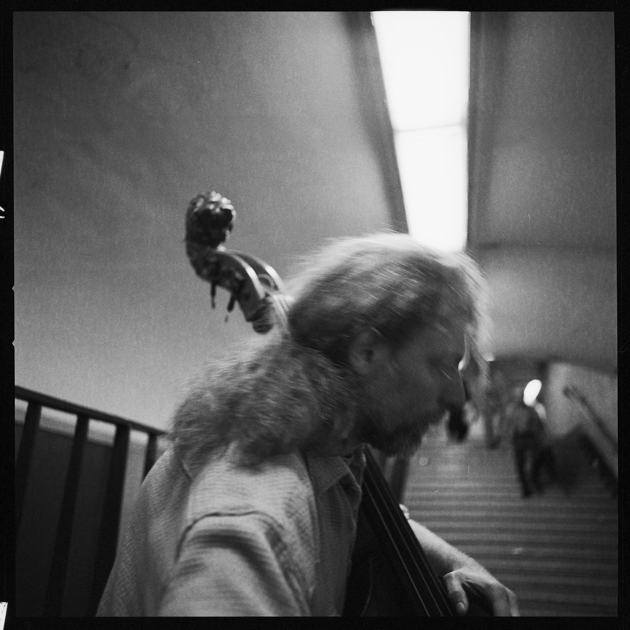 Hervé Jézéquel photographie MNATP. Exposition. Musiciens des rues de Paris (18 novembre 1997 - 27 avril 1998) Ile-de-France, France 1997/5/21 Ph.2008.00.4.330 Photo © Musée des Civilisations de lEurope et de la Méditerranée/Jézéquel, Hervé