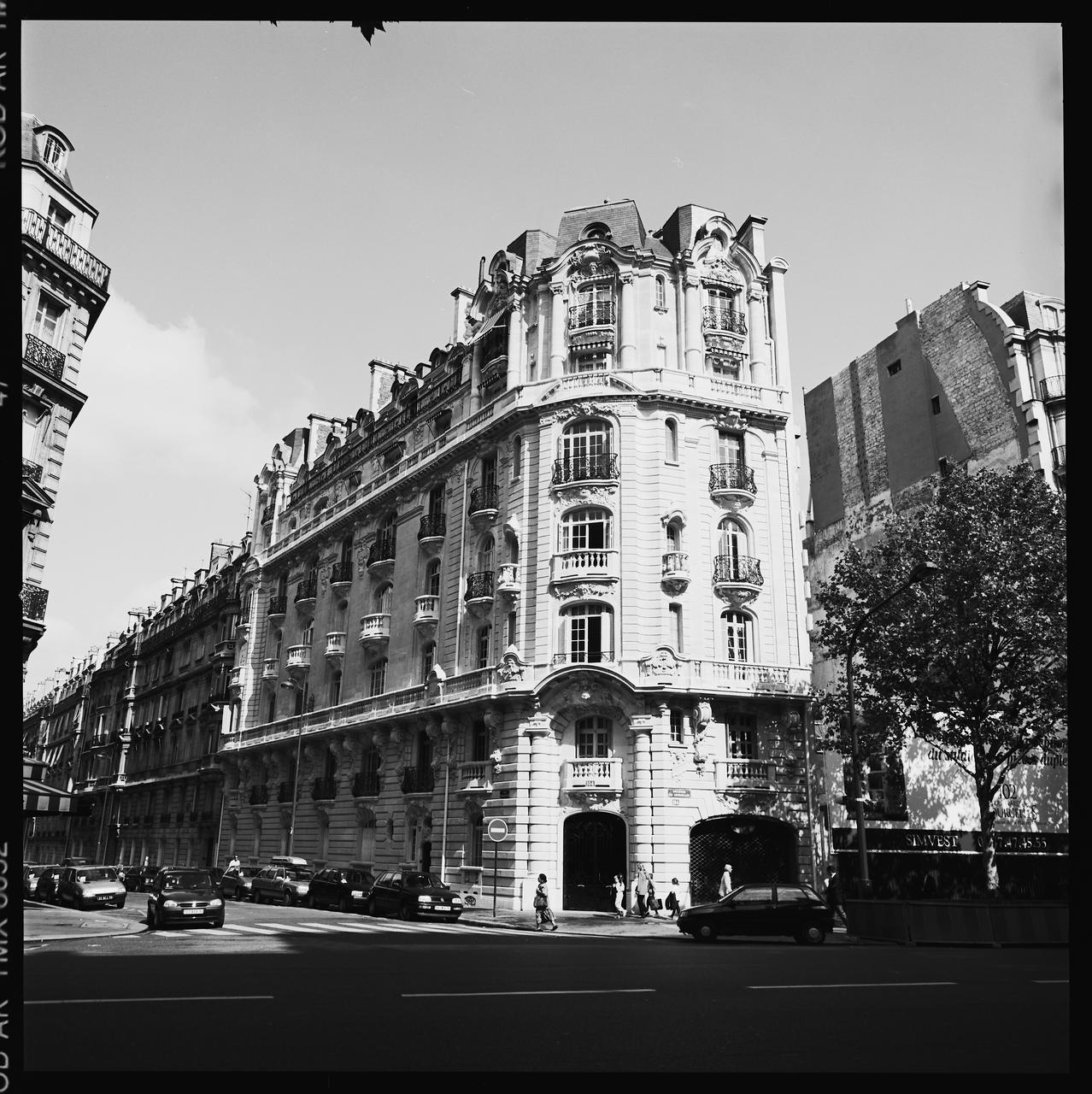 Hervé Jézéquel photographie MNATP. Exposition. Musiciens des rues de Paris (18 novembre 1997 - 27 avril 1998) Ile-de-France, France 1997 Ph.2008.00.4.6 Photo © Musée des Civilisations de lEurope et de la Méditerranée/Jézéquel, Hervé