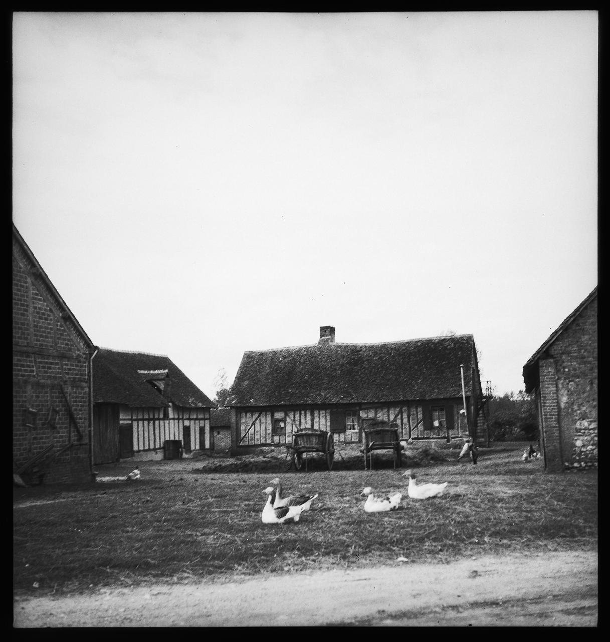 Docteur Robert Gessain photographie [Sans légende] France 1938 Ph.2009.00.21.17 Photo © Musée des Civilisations de lEurope et de la Méditerranée/Gessain, Docteur Robert