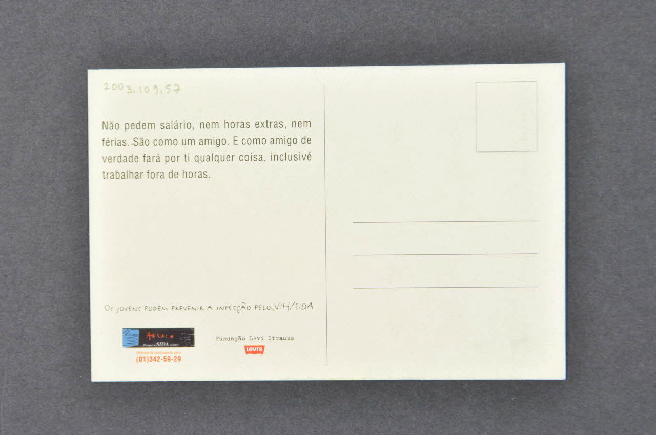 Abraço carte postale os preservativos trabalham toda a noite (Les préservatifs travaillent toute la nuit) Portugal 1998/9 2003.109.57 Photo Mucem