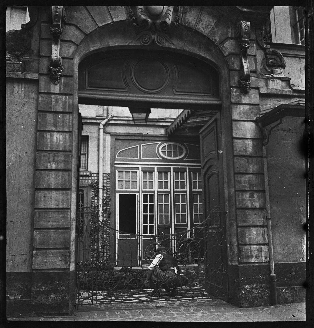 Docteur Robert Gessain photographie [Sans légende] France 1938 Ph.2009.00.21.33 Photo © Musée des Civilisations de lEurope et de la Méditerranée/Gessain, Docteur Robert