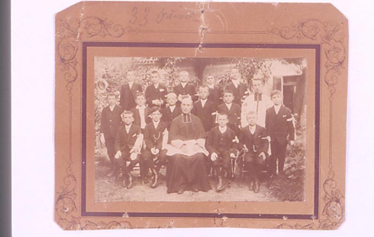photographie portrait de groupe: garçons avec deux religieux Midi-Pyrénées, France 1913 1997.13.1 Photo