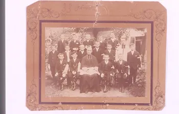 photographie portrait de groupe: garçons avec deux religieux Midi-Pyrénées, France 1913 1997.13.1 Photo