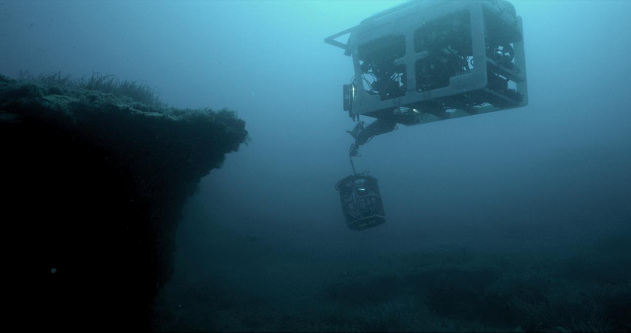 Clément Cogitore vidéo Ferdinandea: Vigil Berlin-Brandebourg, Italie 2022 2025.25.1.4 Photo Clément Cogitore