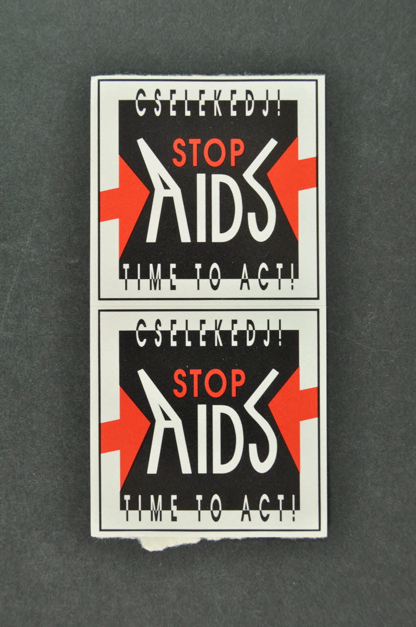 autocollant "Stop AIDS Time to act"  (Stop au sida / Il est temps d'agir) 2005.124.35 Photo Mucem