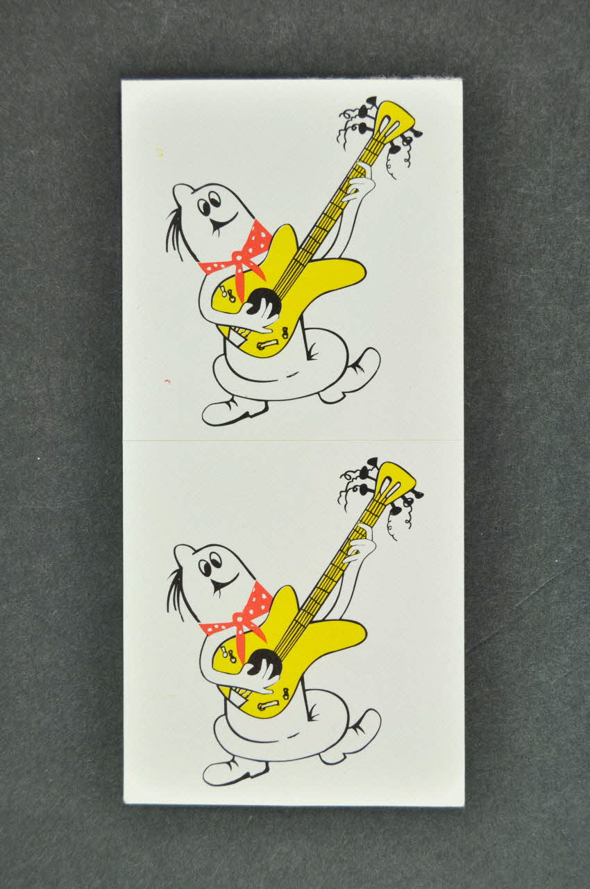 autocollant Bonhomme préservatif jouant de la mandoline 2005.124.36 Photo Mucem