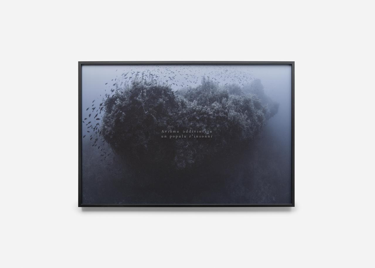 Clément Cogitore tirage photographique Ferdinandea: We’d became a people of insomniacs Ile-de-France, Italie 2021 2025.25.1.6 Photo Clément Cogitore / Courtesy de l'artiste et Chantal Crousel Consulting