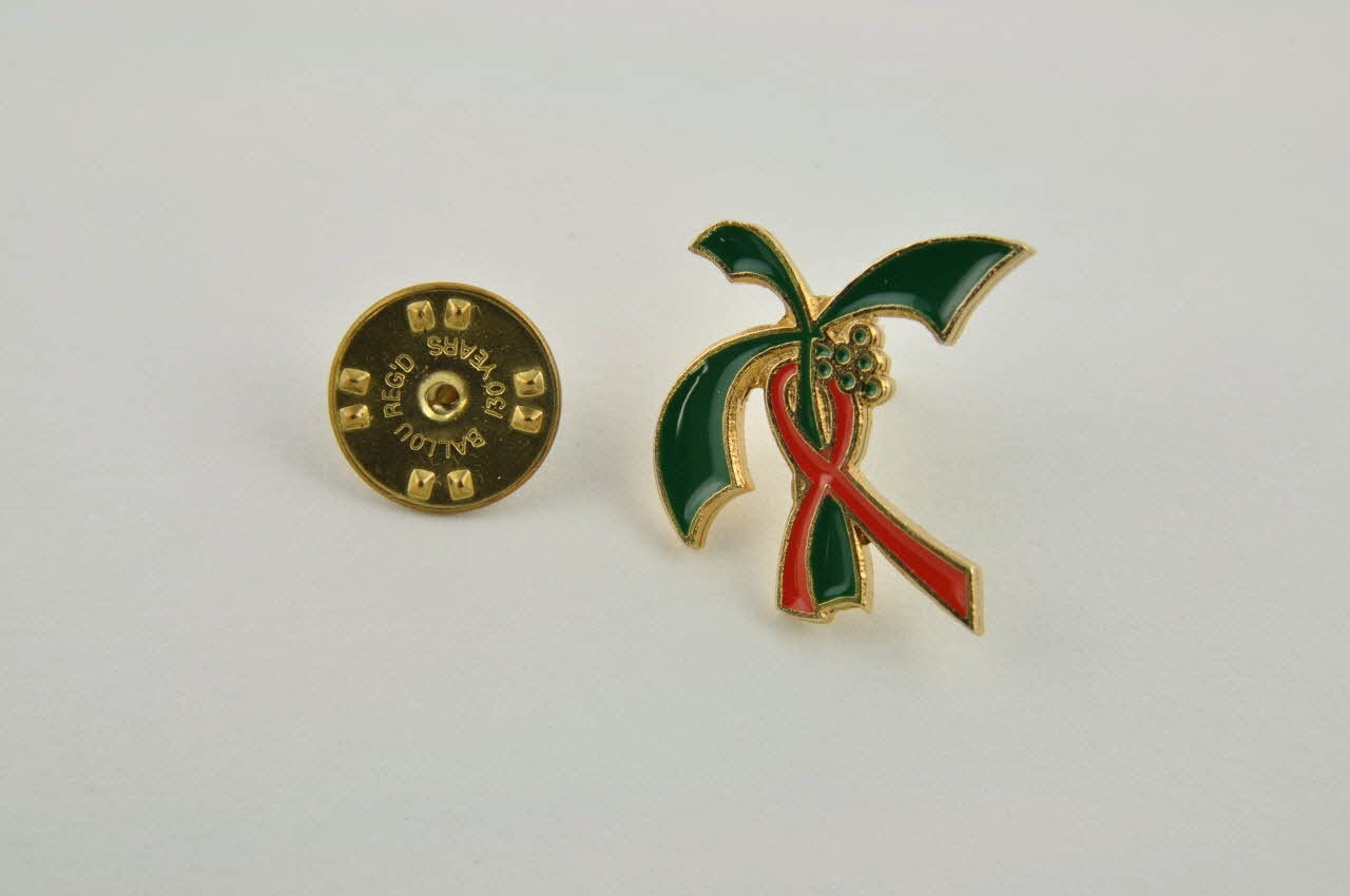Retrouver Pin's ruban rouge Pin's ruban rouge sur palmier 2005 2005.161.9.1-2 Photo Mucem