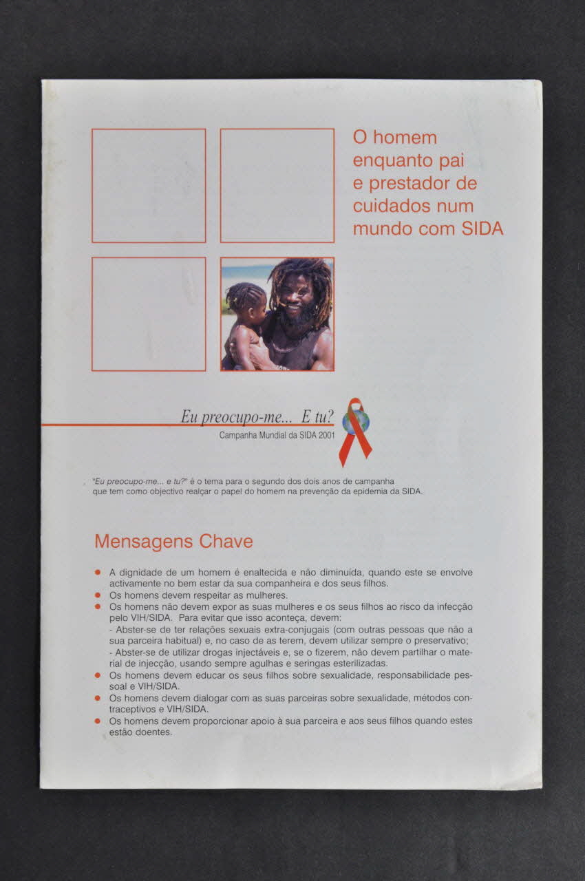 Ministerio Da Salude / Commisao Nacional Luta Dépliant "O homen enquanto pai e prestador de cuidados num mundo com SIDA" (Dans beaucoup de pays les hommes ont besoin de soins dans ce monde avec le sida) Portugal 2001 2003.110.12 Photo Mucem