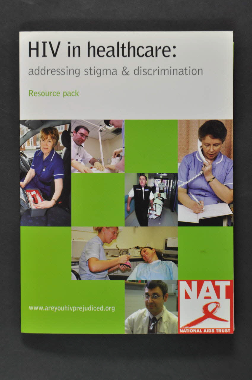 National Aids Trust (NAT) Dossier "HIV in health care : adresssing stigma & discrimination. Ressource pack" (VIH et soins : combattre la stigmatisation et la discrimination. Package de ressources) Grande Bretagne 2004 2005.163.1.1-8 Photo Mucem