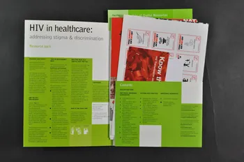 National Aids Trust (NAT) Dossier "HIV in health care : adresssing stigma & discrimination. Ressource pack" (VIH et soins : combattre la stigmatisation et la discrimination. Package de ressources) Grande Bretagne 2004 2005.163.1.1-8 Photo Mucem
