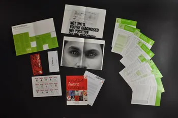 National Aids Trust (NAT) Dossier "HIV in health care : adresssing stigma & discrimination. Ressource pack" (VIH et soins : combattre la stigmatisation et la discrimination. Package de ressources) Grande Bretagne 2004 2005.163.1.1-8 Photo Mucem