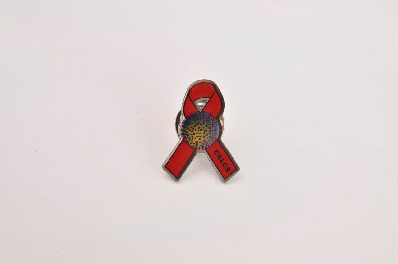 Ilga Portugal, Cnlcs Pin's ruban rouge Pin's  ruban rouge avec maison Portugal 2003 2003.110.18.1-2 Photo Mucem