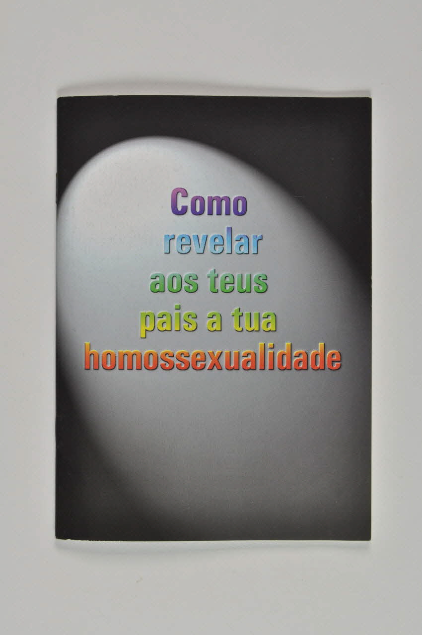 ILGA Portugal BROCHURE "Como revelar aos teus pais a tua homossexualidade" (Comment révéler ton homosexualité à tes parents) Portugal 1997 2003.110.2 Photo Mucem