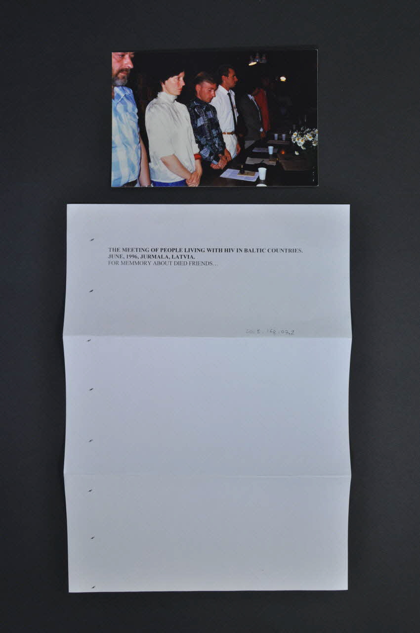 Lithuanian Positive Group photographie "The meeting of people living with HIV in Baltic countries, June 1996, Jurmala, Lettonie, For memory about died friends" (Rencontre des personnes vivant avec le VIH dans les pays baltes, juin 1996 à Jurmala en Lettonie. A la mémoire des amis décédés) Lituanie 1996 2005.168.7.1-2 Photo Mucem