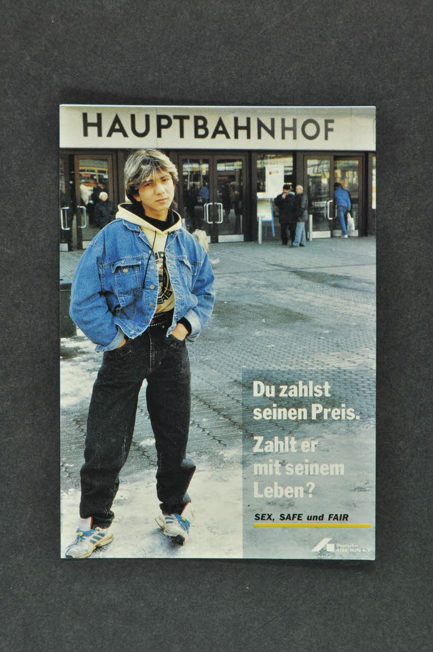 carte postale "Hauptbahnhof / Du zahlst seinen Preis. Zahlt er mit seinem Leben ?"  (Devant la gare / Tu négocies son tarif, Négocie-t-il avec sa vie ?) 2003.111.110 Photo Mucem