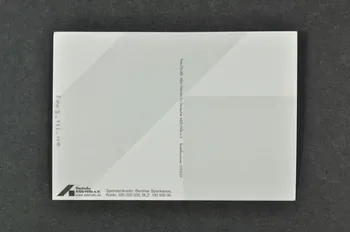 carte postale "Hauptbahnhof / Du zahlst seinen Preis. Zahlt er mit seinem Leben ?"  (Devant la gare / Tu négocies son tarif, Négocie-t-il avec sa vie ?) 2003.111.110 Photo Mucem