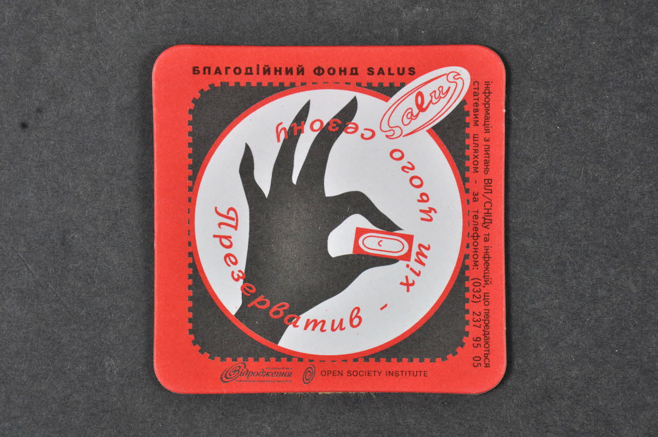 sous-bock main tenant un préservatif 2005.169.2 Photo Mucem