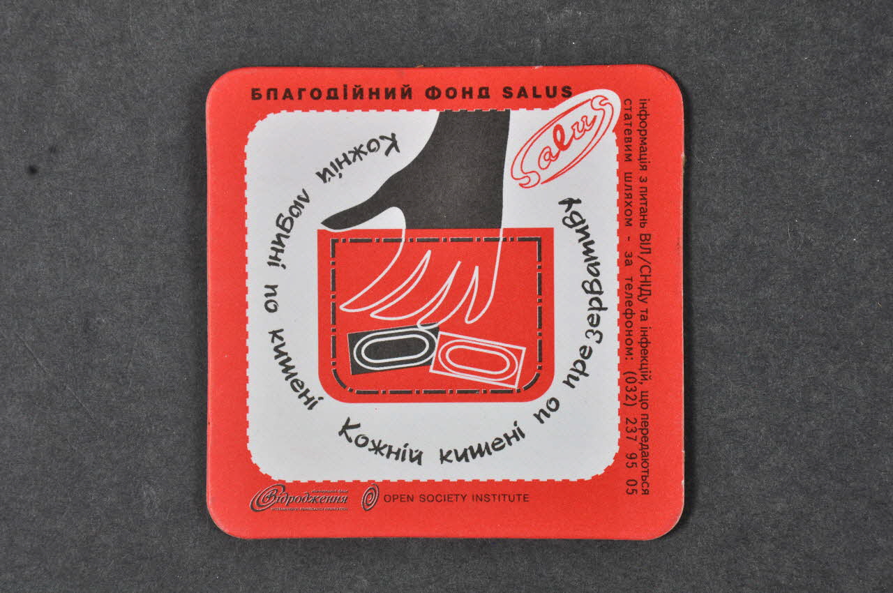 sous-bock main tenant deux préservatifs 2005.169.3 Photo Mucem