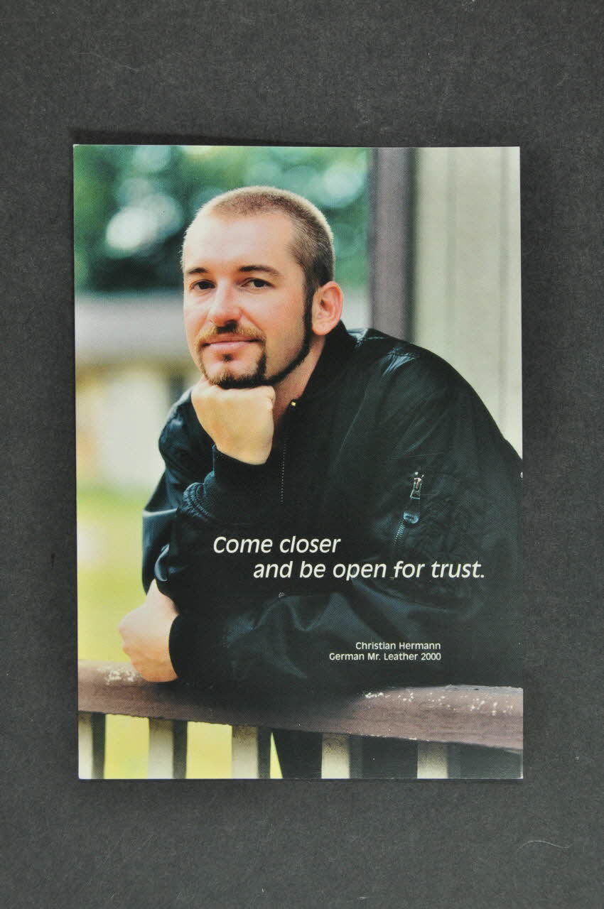 Deutsche Aids-Hilfe carte postale "Come closer and be open for trust" (Viens plus près et sois ouvert à la confiance) Allemagne 2000 2003.111.123 Photo Mucem