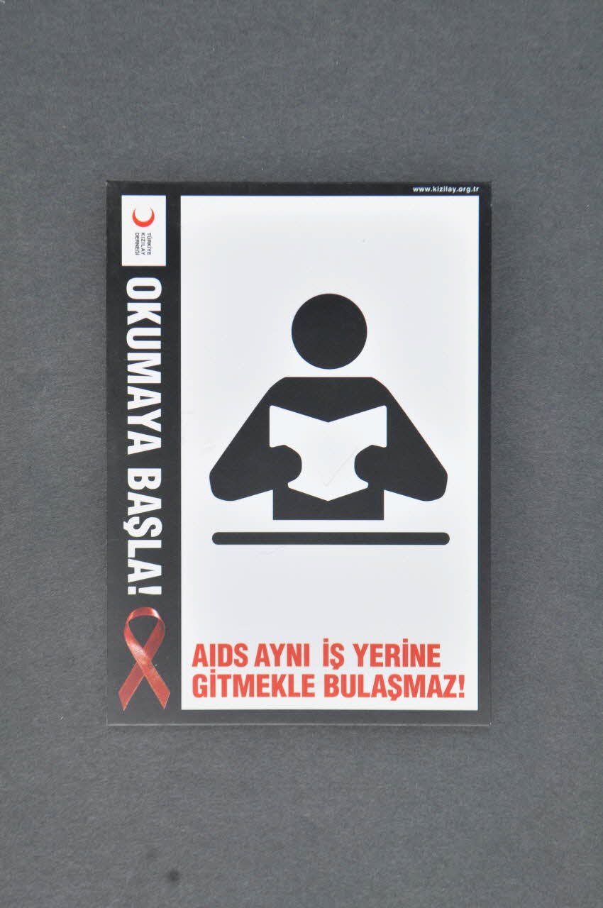 carte postale "Okumaya Basla !" (Commencez à lire. Apprenez des choses sur le sida) (personnage avec livre) (Start reading) 2005.170.10 Photo Mucem