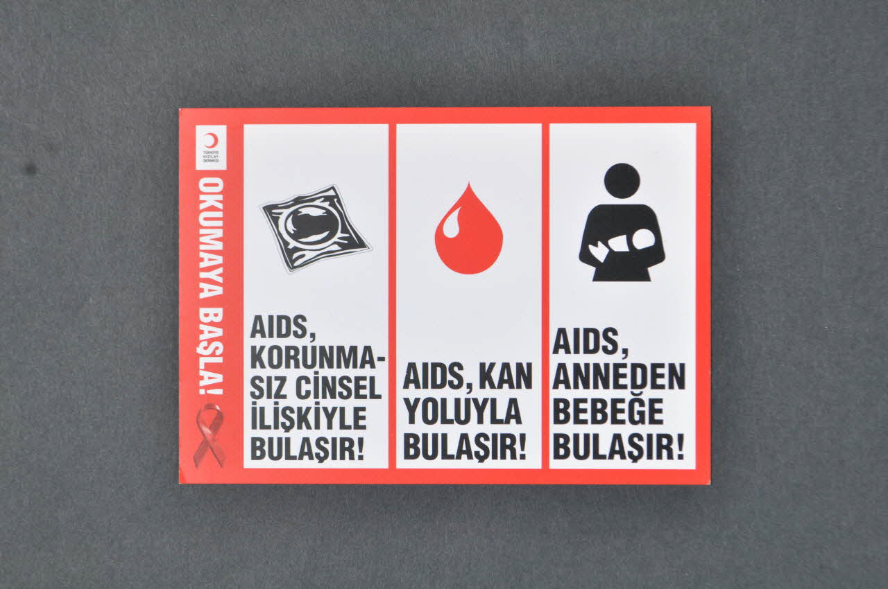 carte postale "Okumaya Basla !" (préservatif, sang, mère enfant) (Commencez à lire. Apprenez des choses sur le sida) 2005.170.11 Photo Mucem