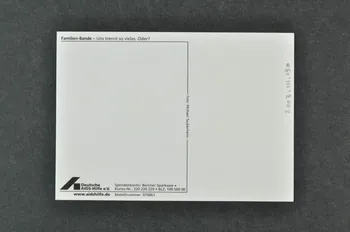 carte postale "Familien bande - Uns trennt so vieles. Oder?" (La bande familiale. Nous ???) 2003.111.130 Photo Mucem