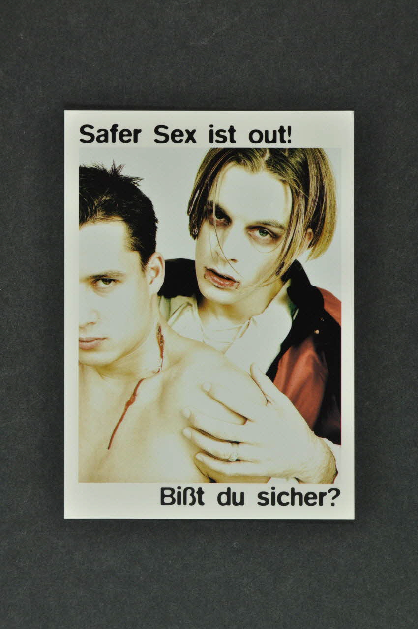 carte postale "Safer Sex ist out ! /  Bißt du sicher ?" (Le safer sex est out. Es-tu sûr?/Mord-tu sûrement?) 2003.111.139 Photo Mucem