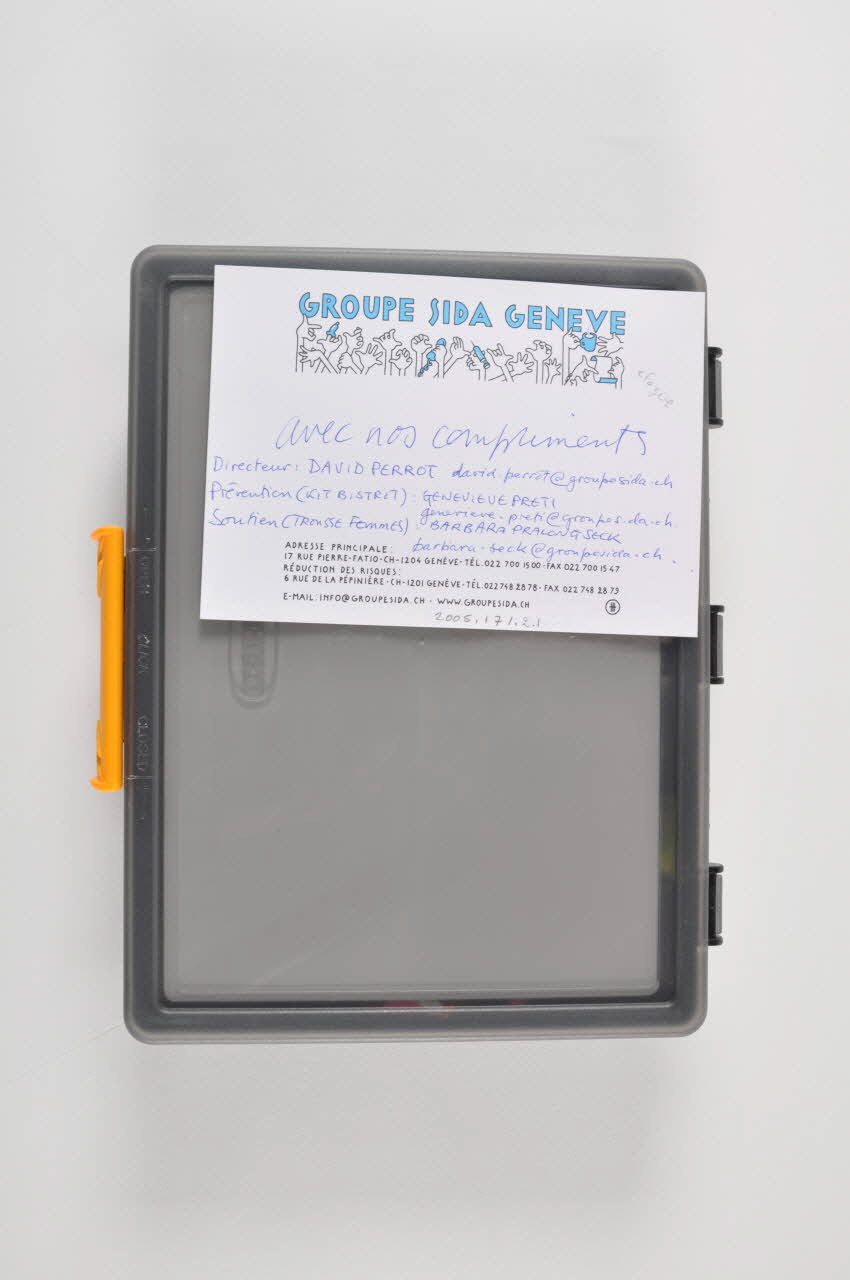 Groupe Sida Genève Boite présentoir de préservatif "En long et en large" Lorraine, France 2005 2005.171.2.1 Photo Mucem