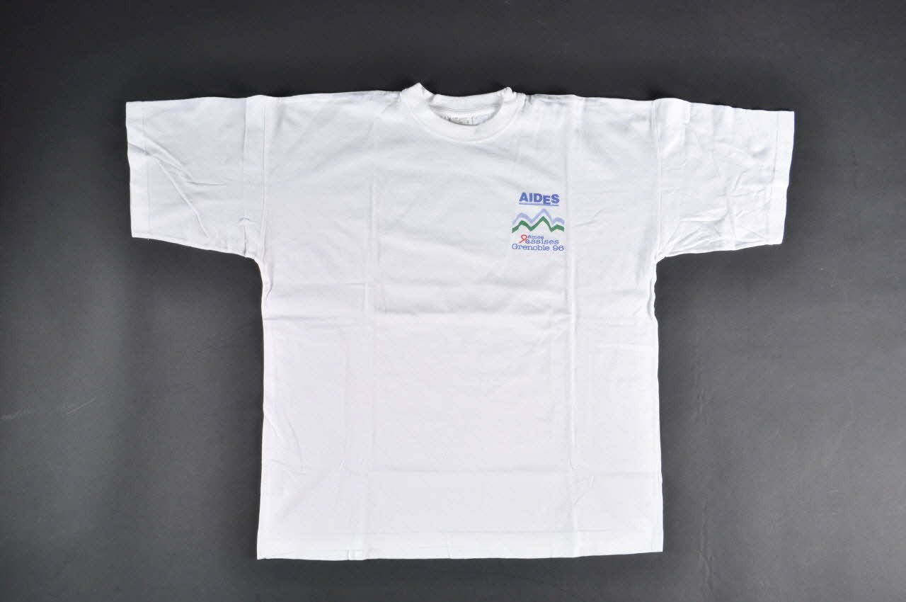 AIDES tee-shirt AIDES 9èmes assises de Grenoble France 1996 2004.165.3 Photo Mucem