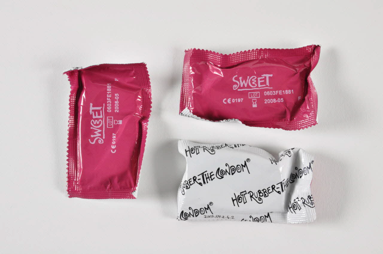 Groupe Sida Genève Préservatif "En long et en large" Lorraine, France 2005 2005.171.2.4.1-3 Photo Mucem