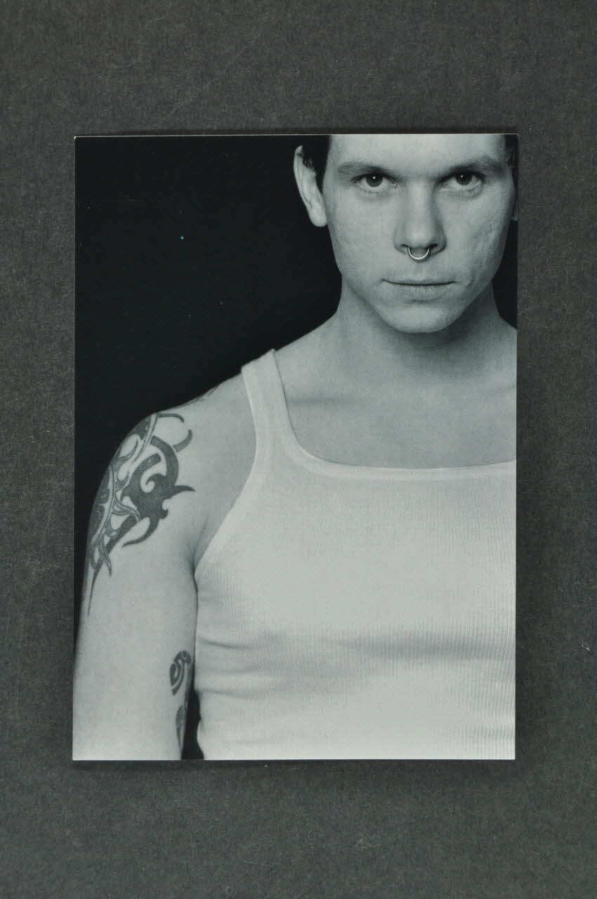 carte postale ".Piercing & Tatoo. Beim Profi mit sterilen Gerät" (Piercing et tatouage. par un professionnel avec des instruments stériles) 2003.111.155 Photo Mucem