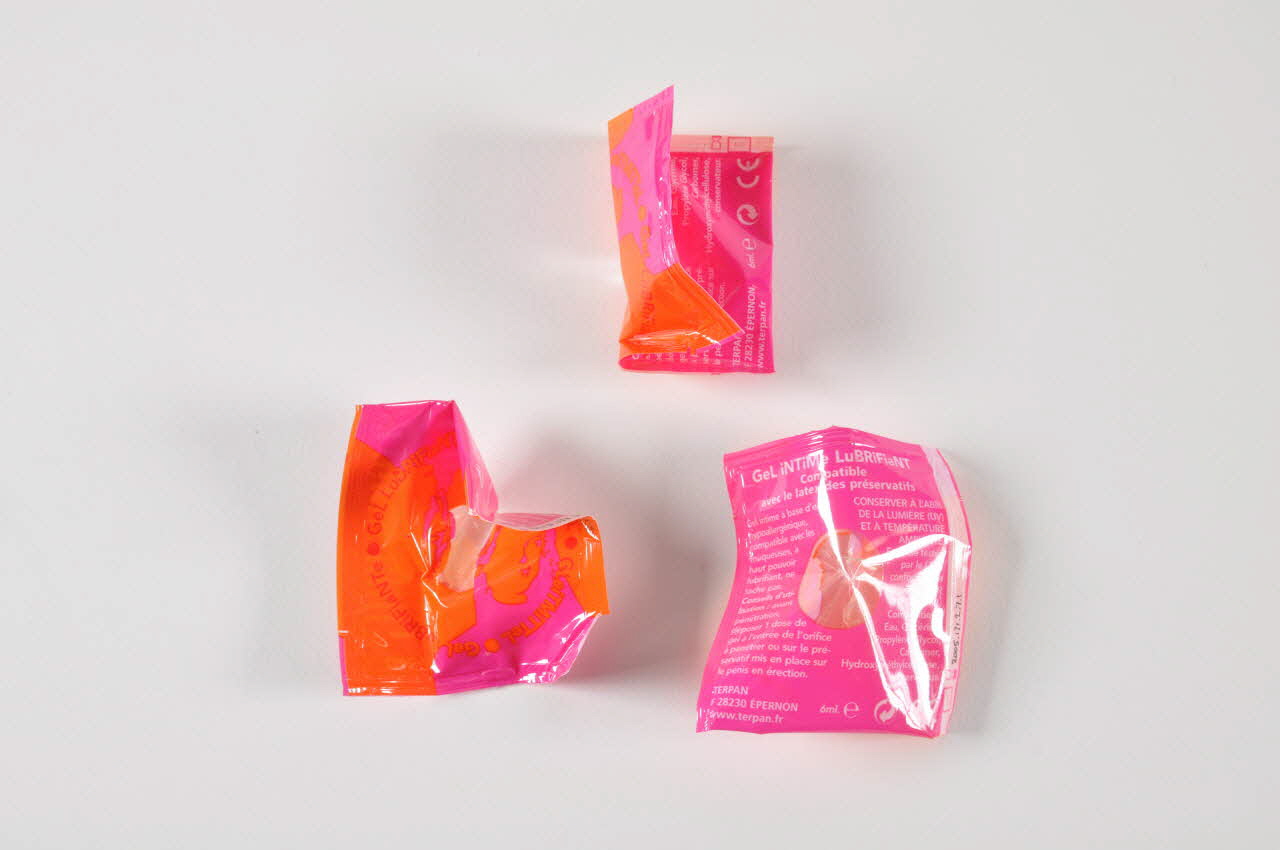 Groupe Sida Genève Enveloppe de gel lubrifiant "En long et en large" Lorraine, France 2005 2005.171.2.7.1-3 Photo Mucem