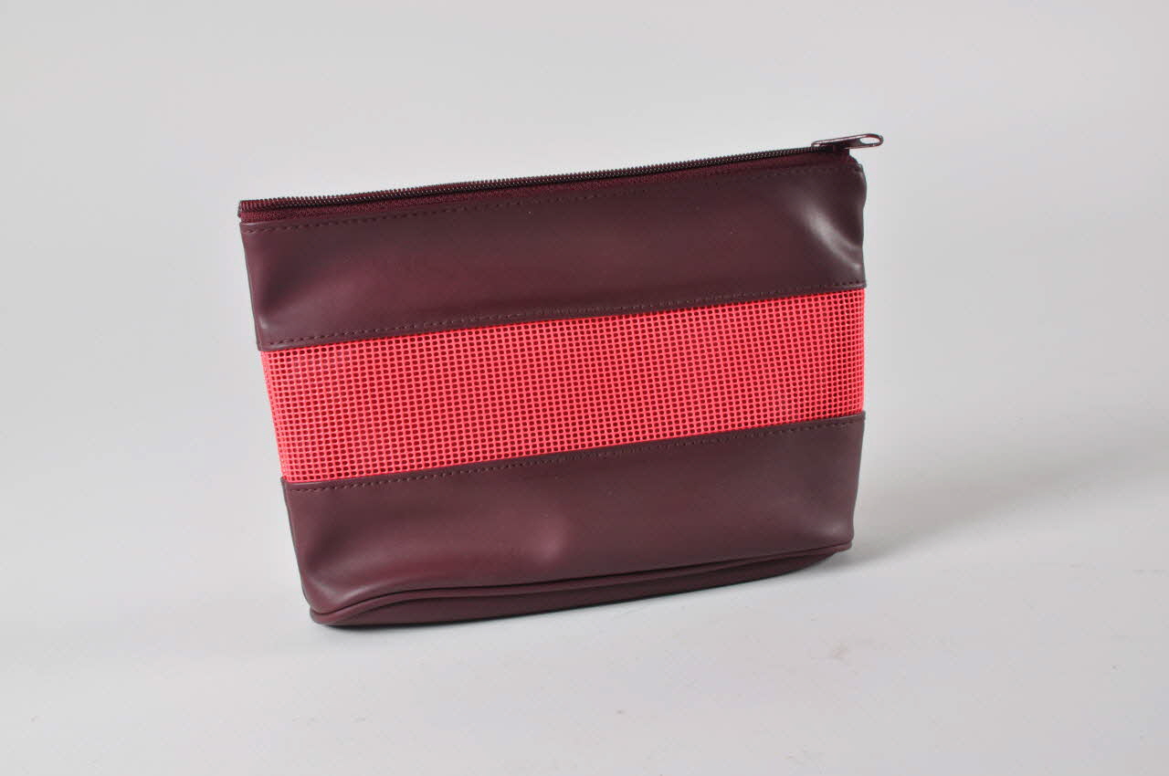 Groupe Sida Genève TROUSSE trousse contenant 1 boite de crème nivéa, 1 boite ronde porte préservatif, 1 préservatif masculin, 1 miroir, 2 lingettes rafraichissantes à usage intime, 2 préservatifs féminins, 1 bloc de post it, 3 fiches plastifiées avec adresses utiles, 1 dépliant mode d'emploi du fémidon, 1 tube de crème cicatrisante, 1 stylo bille Lorraine, France 2005 2005.171.3.1 Photo Mucem