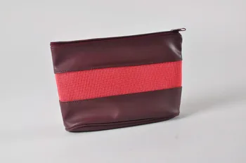 Groupe Sida Genève TROUSSE trousse contenant 1 boite de crème nivéa, 1 boite ronde porte préservatif, 1 préservatif masculin, 1 miroir, 2 lingettes rafraichissantes à usage intime, 2 préservatifs féminins, 1 bloc de post it, 3 fiches plastifiées avec adresses utiles, 1 dépliant mode d'emploi du fémidon, 1 tube de crème cicatrisante, 1 stylo bille Lorraine, France 2005 2005.171.3.1  Photo Mucem