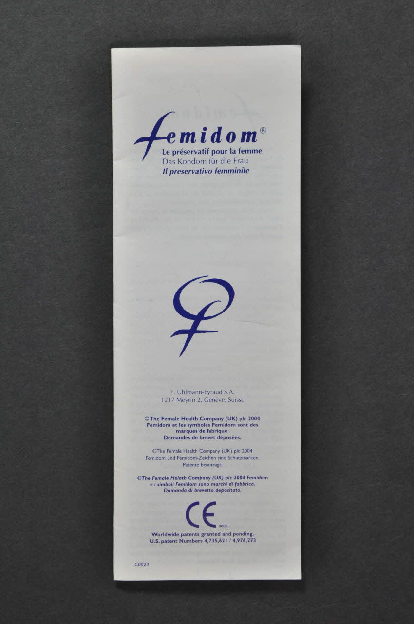 Groupe Sida Genève notice Trousse contenant 1 boite de crème nivéa, 1 boite ronde porte préservatif, 1 préservatif masculin, 1 miroir, 2 lingettes rafraichissantes à usage intime, 2 préservatifs féminins, 1 bloc de post it, 3 fiches plastifiées avec adresses utiles, 1 dépliant mode d'emploi du fémidon, 1 tube de crème cicatrisante, 1 stylo bille Lorraine, France 2005 2005.171.3.10 Photo Mucem