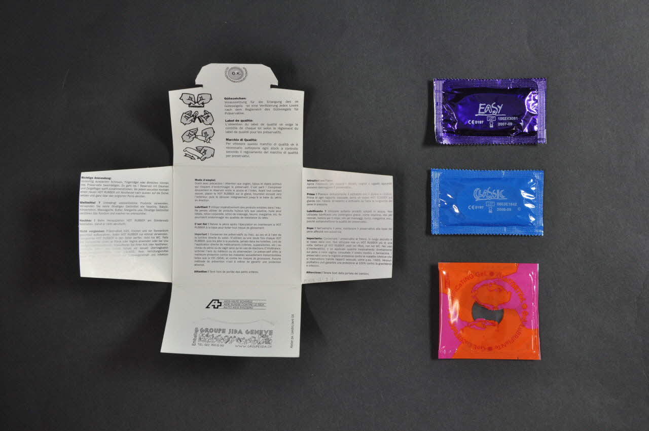 Groupe Sida Genève Préservatif Trousse contenant 1 boite de crème nivéa, 1 boite ronde porte préservatif, 1 préservatif masculin, 1 miroir, 2 lingettes rafraichissantes à usage intime, 2 préservatifs féminins, 1 bloc de post it, 3 fiches plastifiées avec adresses utiles, 1 dépliant mode d'emploi du fémidon, 1 tube de crème cicatrisante, 1 stylo bille Lorraine, France 2005 2005.171.3.12.1-4 Photo Mucem