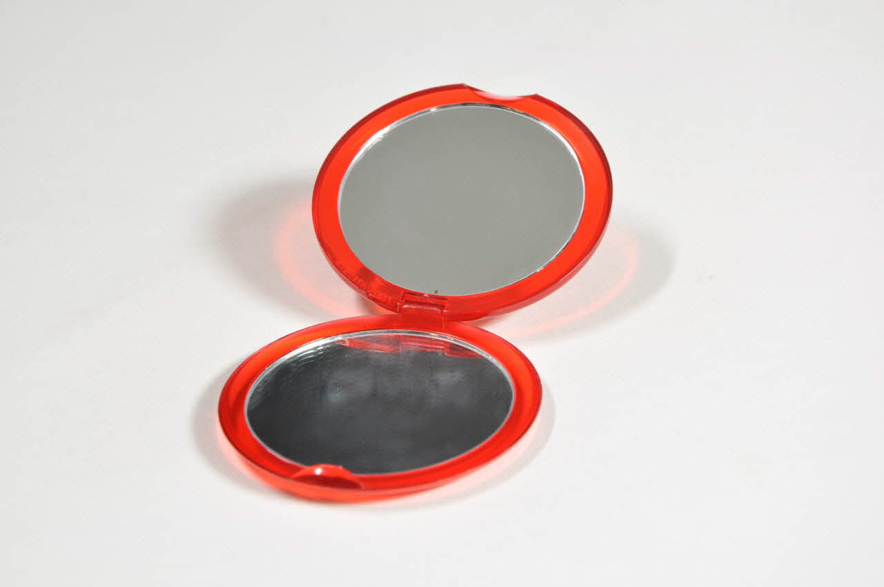 Groupe Sida Genève miroir Trousse contenant 1 boite de crème nivéa, 1 boite ronde porte préservatif, 1 préservatif masculin, 1 miroir, 2 lingettes rafraichissantes à usage intime, 2 préservatifs féminins, 1 bloc de post it, 3 fiches plastifiées avec adresses utiles, 1 dépliant mode d'emploi du fémidon, 1 tube de crème cicatrisante, 1 stylo bille Lorraine, France 2005 2005.171.3.3 Photo Mucem