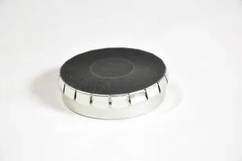 Groupe Sida Genève PORTE-PRESERVATIF Trousse contenant 1 boite de crème nivéa, 1 boite ronde porte préservatif, 1 préservatif masculin, 1 miroir, 2 lingettes rafraichissantes à usage intime, 2 préservatifs féminins, 1 bloc de post it, 3 fiches plastifiées avec adresses utiles, 1 dépliant mode d'emploi du fémidon, 1 tube de crème cicatrisante, 1 stylo bille Lorraine, France 2005 2005.171.3.4 Photo Mucem