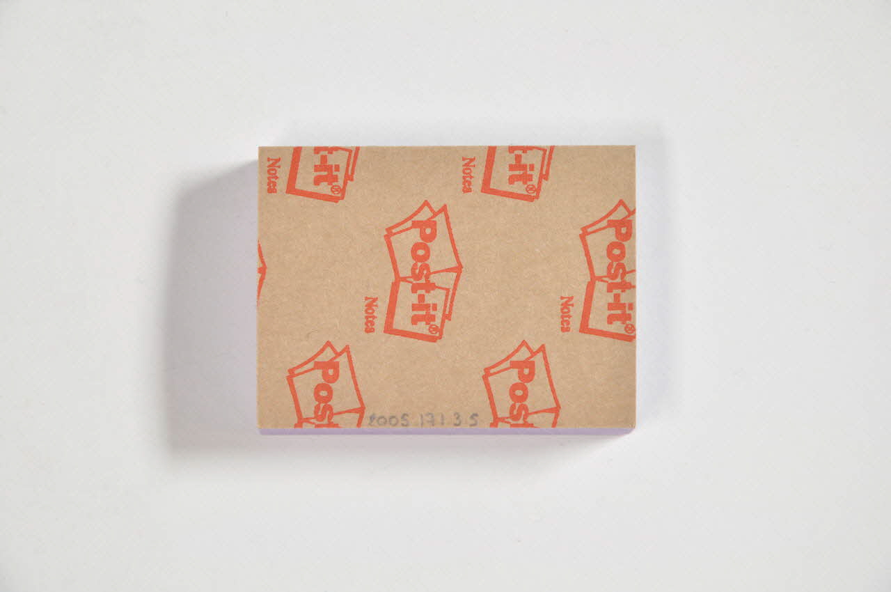 Groupe Sida Genève Post it et feuille d'arbre Trousse contenant 1 boite de crème nivéa, 1 boite ronde porte préservatif, 1 préservatif masculin, 1 miroir, 2 lingettes rafraichissantes à usage intime, 2 préservatifs féminins, 1 bloc de post it, 3 fiches plastifiées avec adresses utiles, 1 dépliant mode d'emploi du fémidon, 1 tube de crème cicatrisante, 1 stylo bille Lorraine, France 2005 2005.171.3.5 Photo Mucem