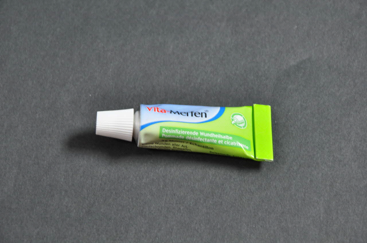 Groupe Sida Genève Tube de gel Trousse contenant 1 boite de crème nivéa, 1 boite ronde porte préservatif, 1 préservatif masculin, 1 miroir, 2 lingettes rafraichissantes à usage intime, 2 préservatifs féminins, 1 bloc de post it, 3 fiches plastifiées avec adresses utiles, 1 dépliant mode d'emploi du fémidon, 1 tube de crème cicatrisante, 1 stylo bille Lorraine, France 2005 2005.171.3.7.1-2 Photo Mucem